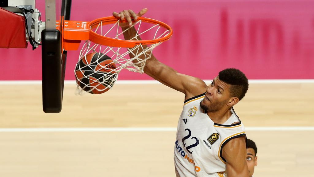 Walter Tavares realiza un mate.
