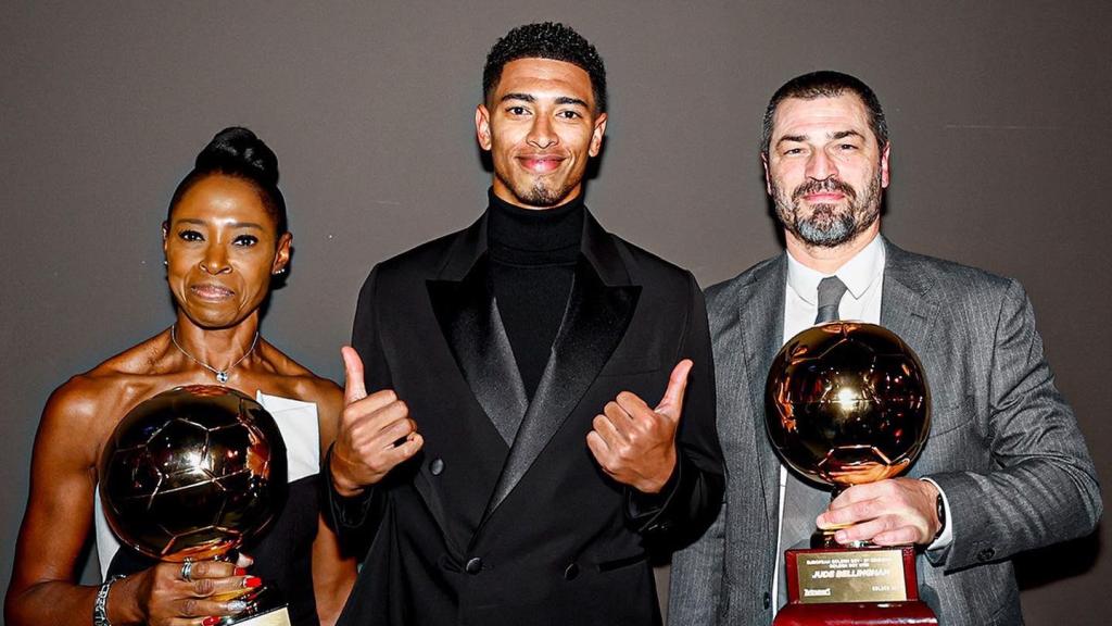 Bellingham, junto a su madre, Denise, y su padre, Mark, tras ganar el Golden Boy