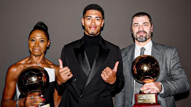 Bellingham, junto a su madre, Denise, y su padre, Mark, tras ganar el Golden Boy