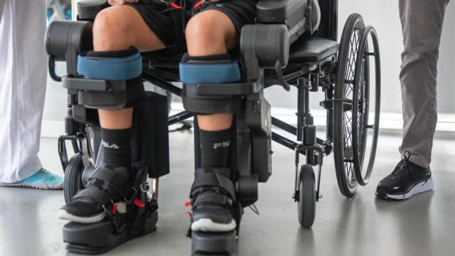 Piernas de una persona parapléjica.