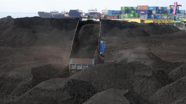 Imagen de archivo de un camión que descarga carbón en Manila.