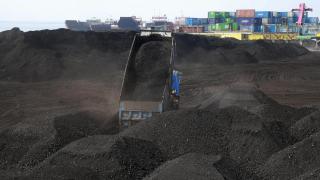 Imagen de archivo de un camión que descarga carbón en Manila. Romeo Ranoco Reuters