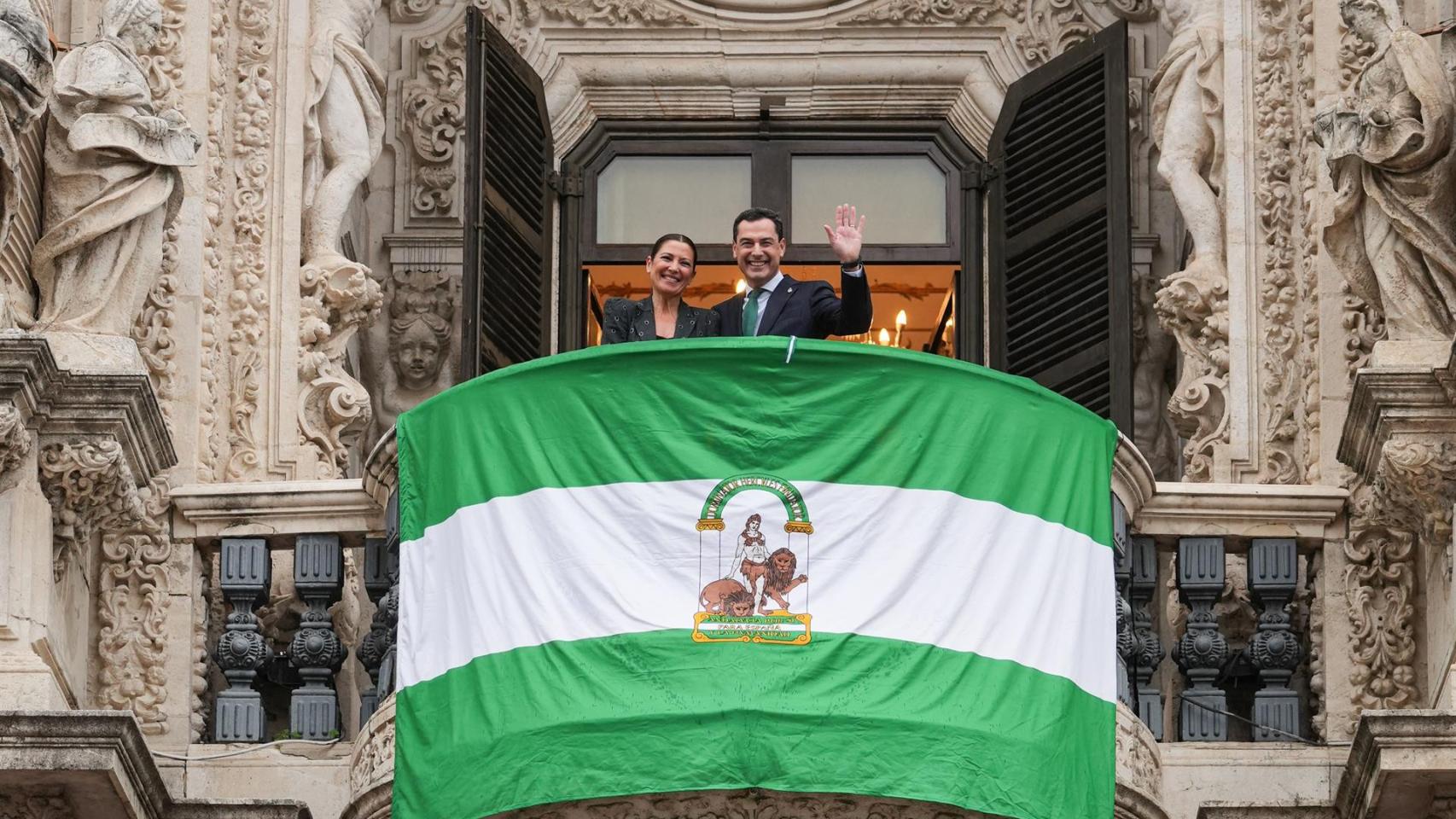 El presidente de la Junta de Andalucía, Juanma Moreno, junto a la bailaora Sara Baras en el Día de la Bandera.