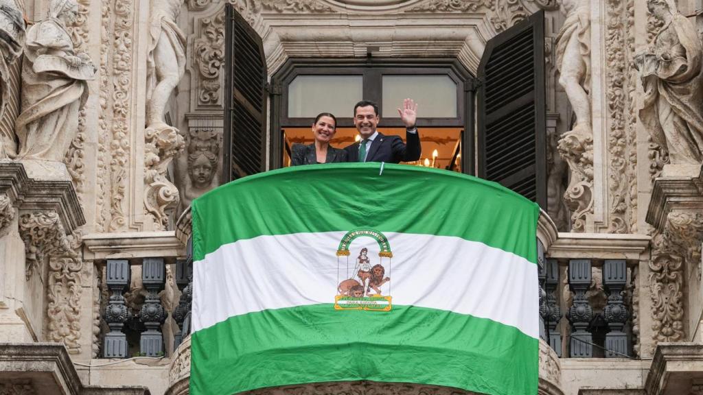 El presidente de la Junta de Andalucía, Juanma Moreno, junto a la bailaora Sara Baras en el Día de la Bandera.