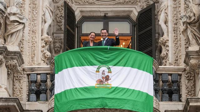 El presidente de la Junta de Andalucía, Juanma Moreno, junto a la bailaora Sara Baras en el Día de la Bandera.