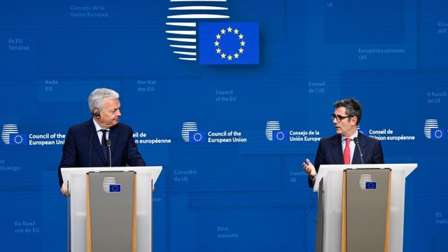 Didier Reynders y Félix Bolaños, durante la rueda de prensa de este lunes en Bruselas