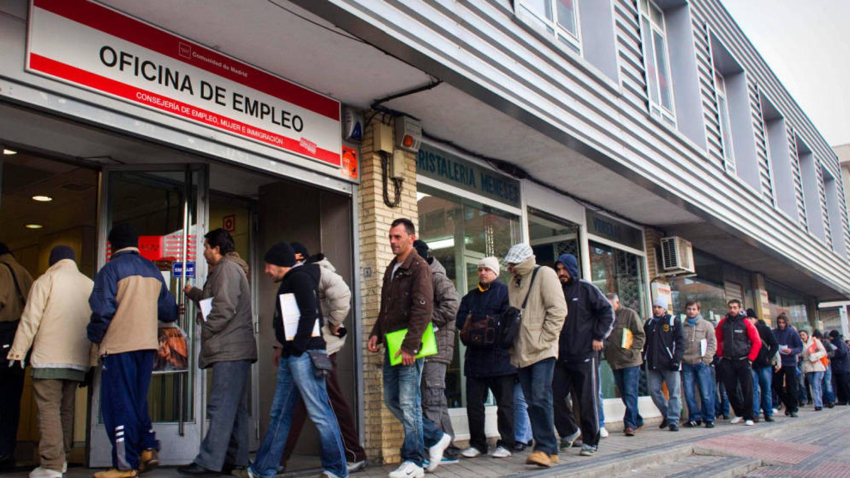 Cola de gente en una oficina de empleo