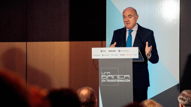 Luis de Guindos, vicepresidente del BCE, durante su intervención en un foro bancario celebrado este lunes.