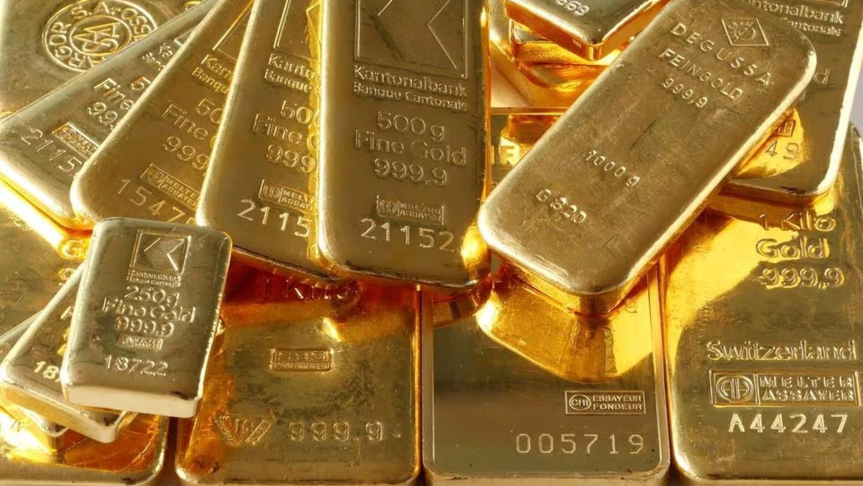 Varios lingotes de oro.