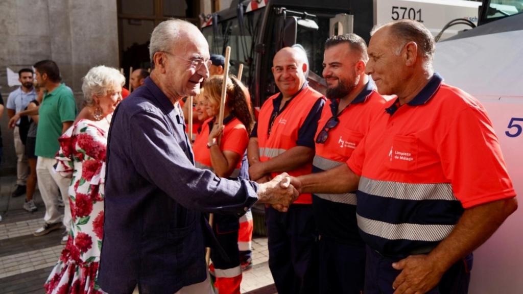 El alcalde de Málaga, Francisco de la Torre, saluda a trabajadores de Limasam durante la pasada Feria.