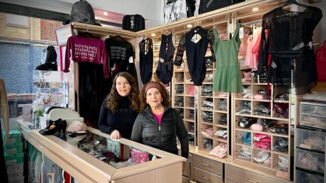 Lola Denis, la mítica tienda de danza del corazón del Centro de Málaga que ahora reina en Las Delicias.