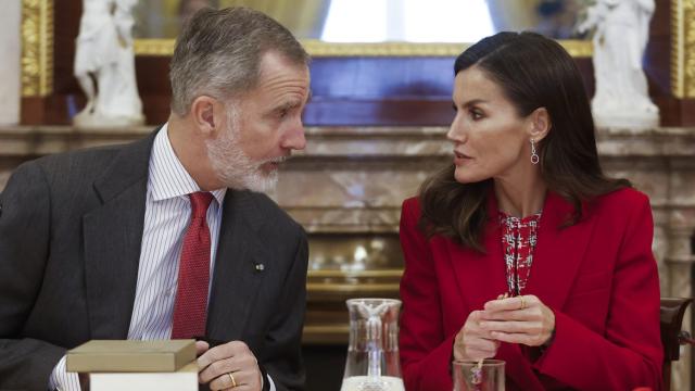 Letizia rescata un traje ganador en la reunión con el Instituto Cervantes