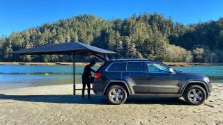 El toldo Firefly desplegado para dar sombra