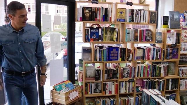El presidente del Gobierno, Pedro Sánchez, en la librería Bravo de Fuenlabrada.