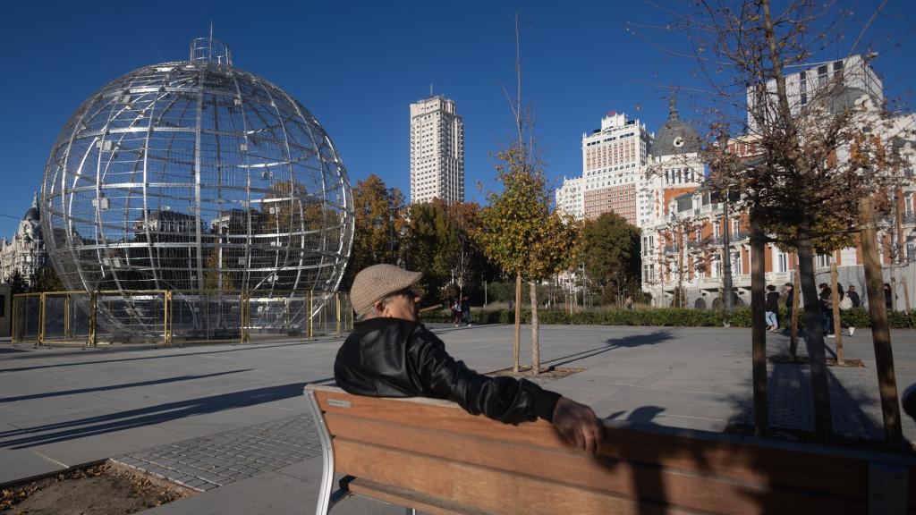 Vistas de la gran bola de Navidad, situada en Plaza de España de Madrid.
