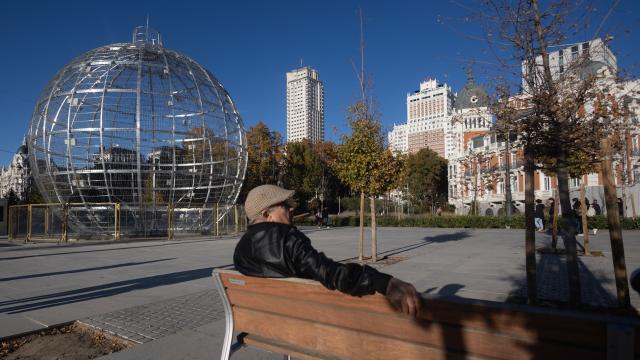Vistas de la gran bola de Navidad, situada en Plaza de España de Madrid.