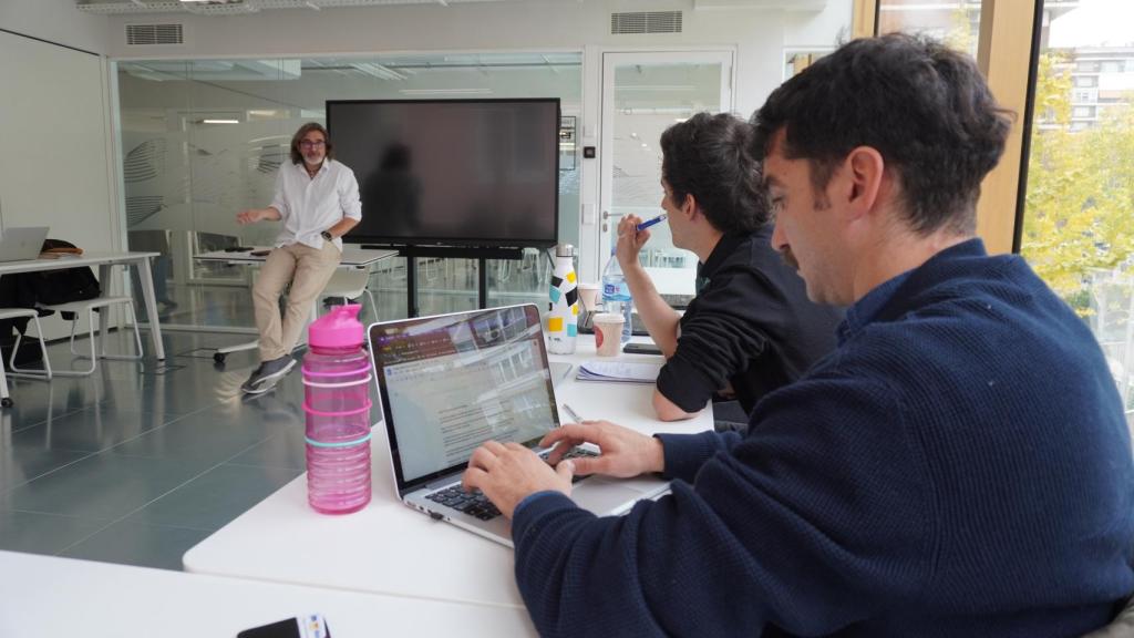 Los alumnos del Máster han tenido masterclass con algunos de los mejores periodistas. Esta vez El director de EFEVerde, Arturo Larena.