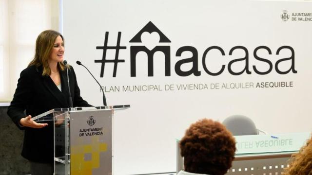 La alcaldesa de Valencia, María José Catalá, este lunes en la adjudicación de pisos. EE