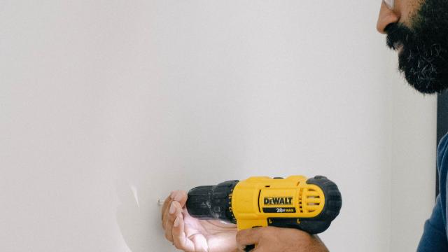 Imagen de un hombre con un taladro