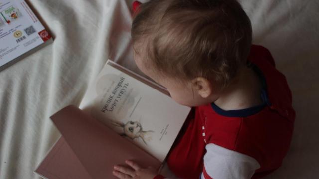 Imagen de un niño leyendo