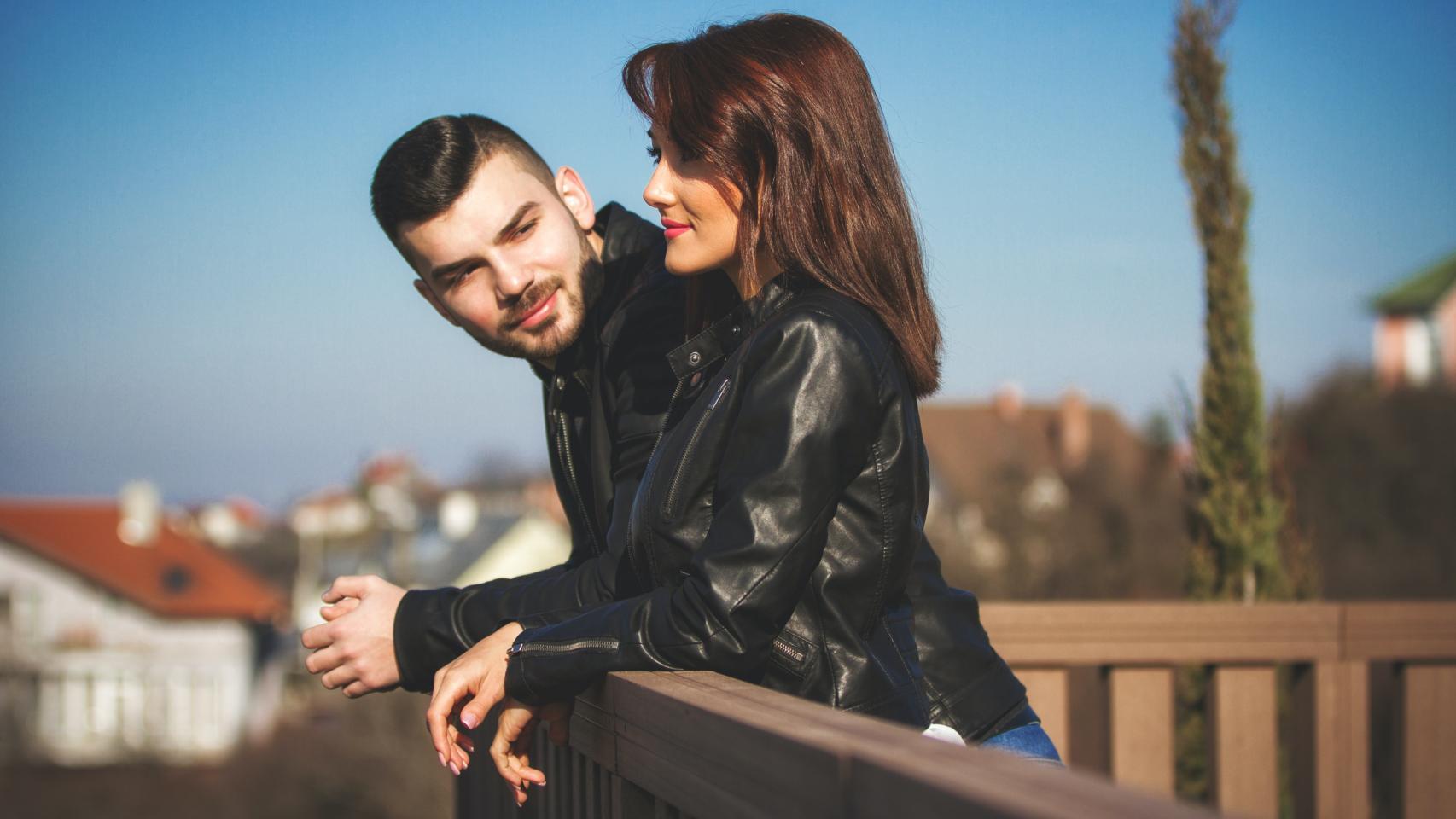 Una pareja de enamorados en un mirador