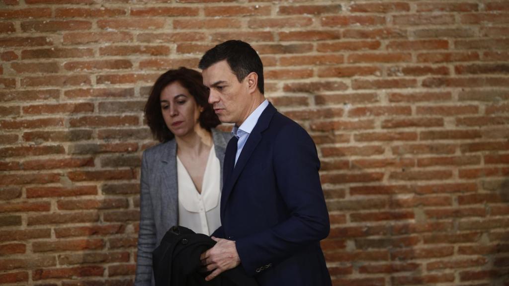 Pedro Sánchez junto a Irene Lozano, escritora de 'Tierra firme'.