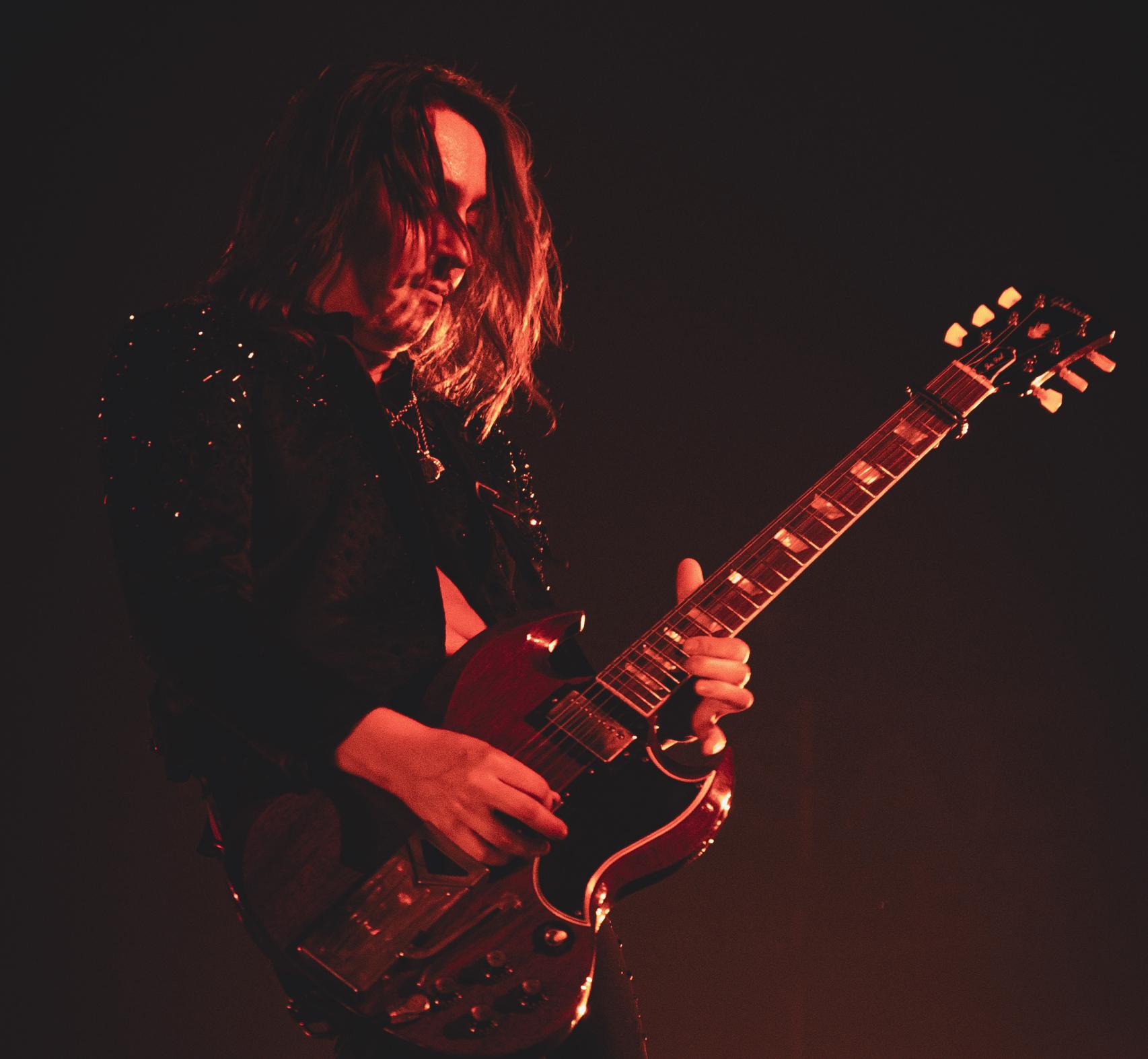 Jake Kiszka, guitarrista de Greta Van Fleet, durante su concierto de este lunes en Madrid. Foto: Dara Chriss