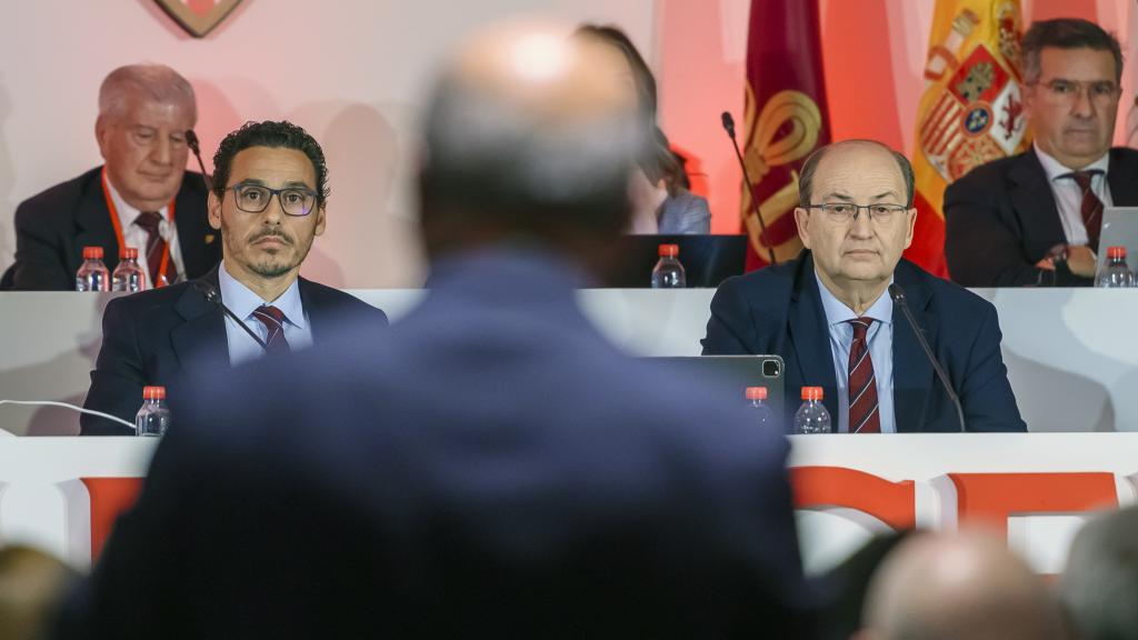 Del Nido Benavente interviene ante Del Nido Carrasco y Pepe Castro, en una Junta de Accionistas del Sevilla