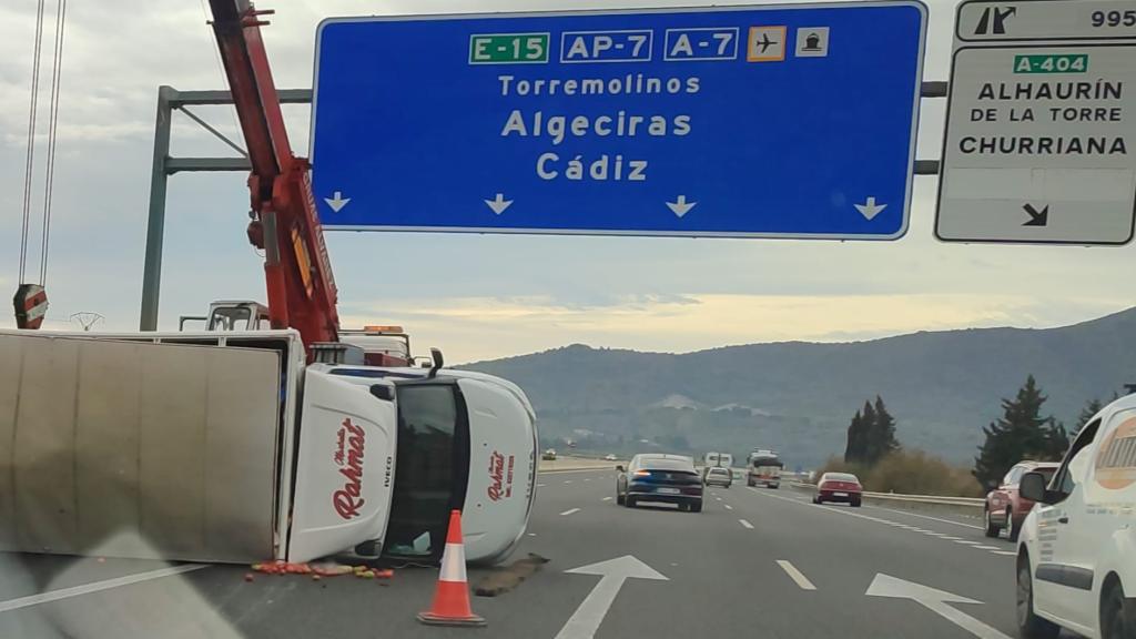 El camión volcado en la hiperronda.