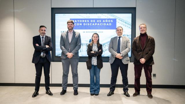 De izquierda a derecha:  Ángel Luis González (CONACEE), Daniel Rodríguez (Comunidad de Madrid), Mercedes Rivera (EL ESPAÑOL), Luis Cruz (Integra CEE) y Diego Pulido (Fundación El Buen Samaritano).