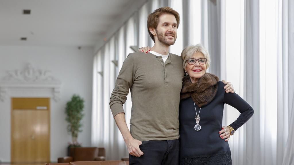 Concha Velasco junto a su hijo mayor, Manuel Martínez Velasco, en una fotografía en Valladolid, en marzo de 2018.