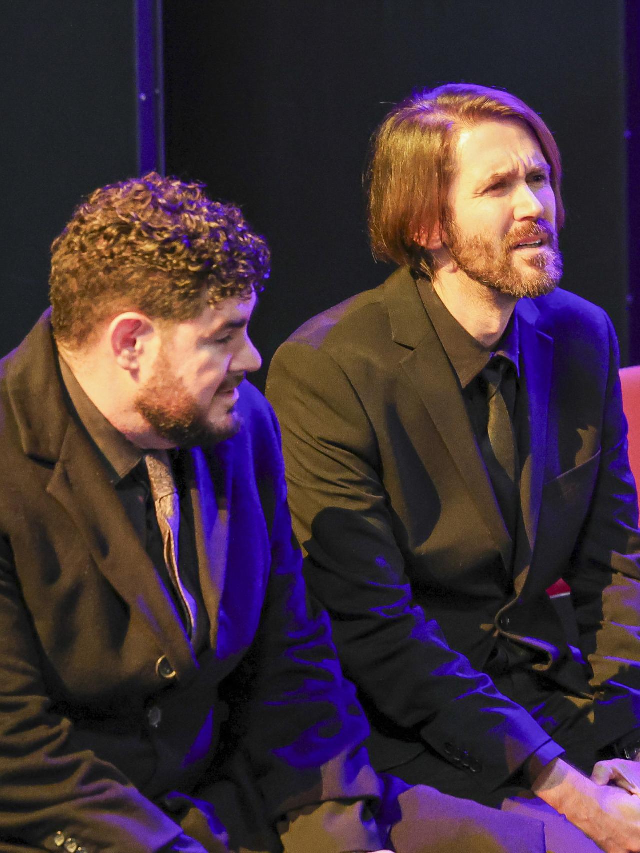 Manuel y su hermano menor, Paco, en el Teatro La Latina, despidiendo a su madre, el pasado sábado.