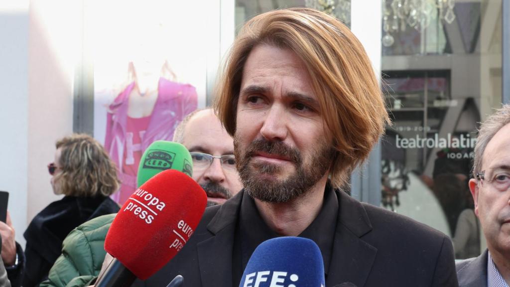 Manuel Martínez Velasco atendiendo a la prensa, roto de dolor, tras la muerte de su madre.