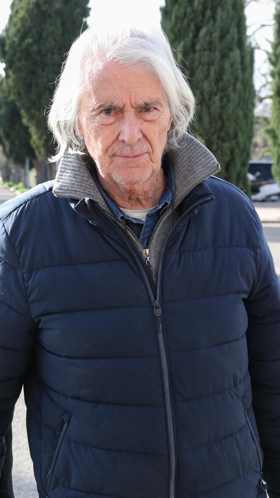 Manolo Velasco, único hermano de Concha, llegando para despedirse de ella.