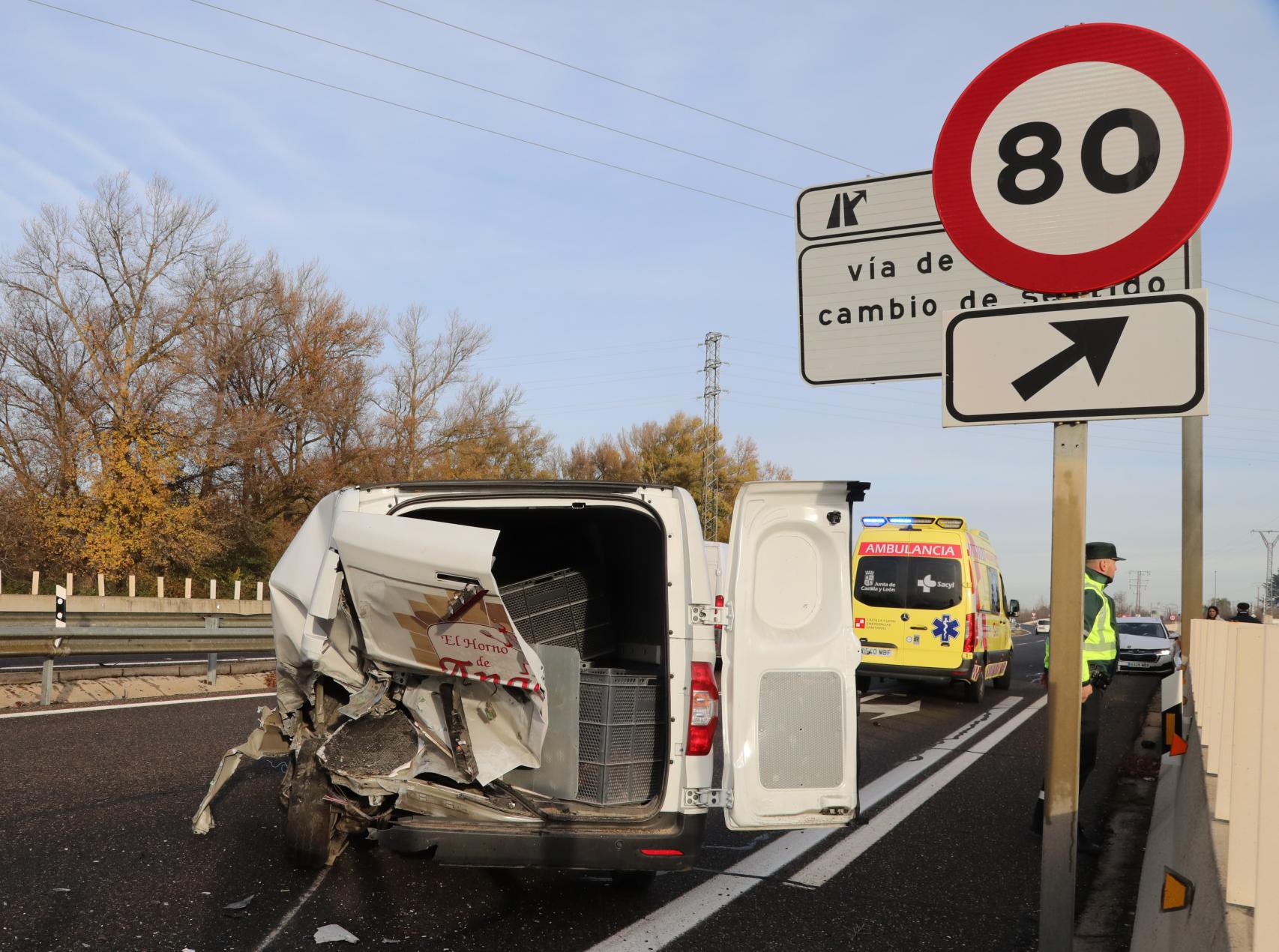 El estado de la furgoneta tras sufrir el accidente de tráfico