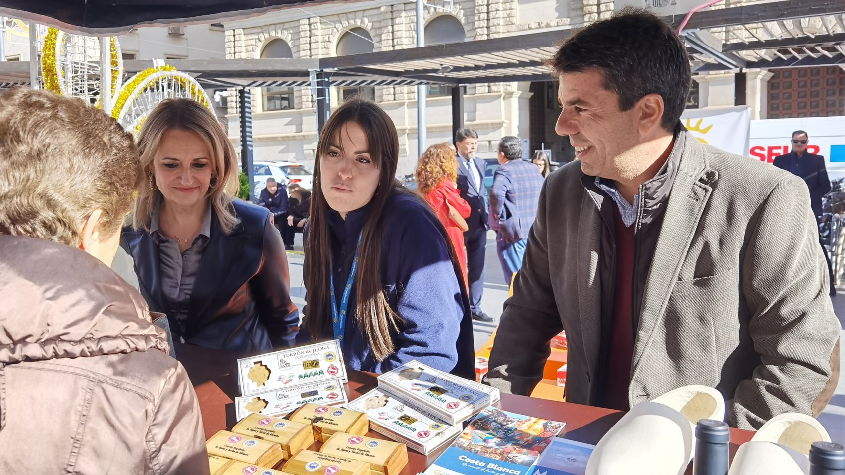 La consellera Nuria Montes y el presidente Carlos Mazón, en el kiosco de productos de Alicante.