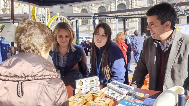 La consellera Nuria Montes y el presidente Carlos Mazón, en el kiosco de productos de Alicante.