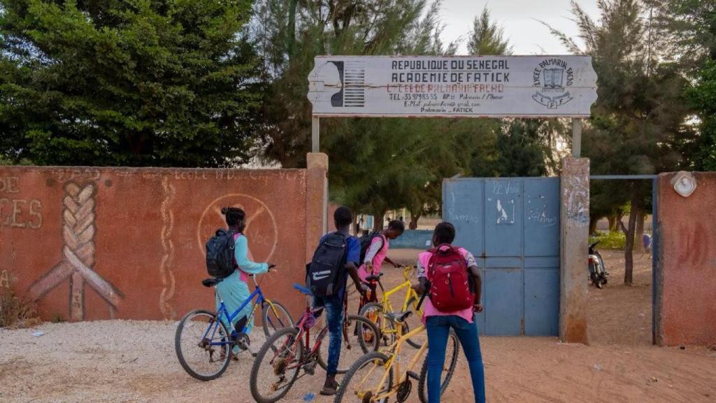 Las bicicletas que salvan la educación de cientos de jóvenes en Senegal