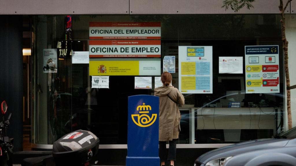 Mujer frente a una oficina de empleo (SEPE)