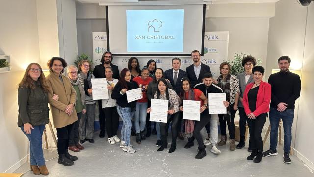 Foto de familia de los alumnos que han finalizado su formación en el Hotel Escuela San Cristóbal