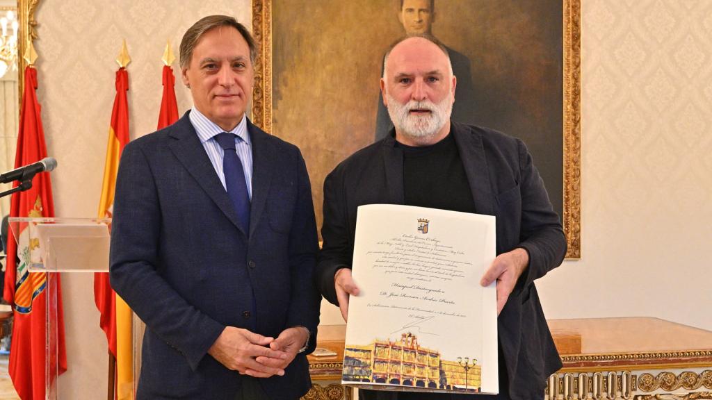 El alcalde de Salamanca entrega el título de Huésped Distinguido al chef José Andrés