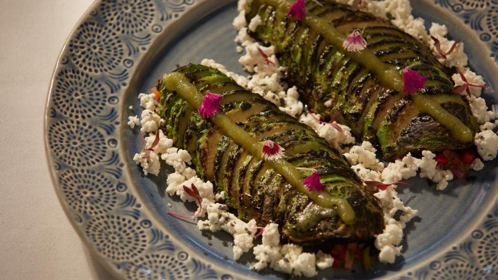 Su aguacate hass a la parrilla con pico de gallo, queso feta y vinagreta de lima.