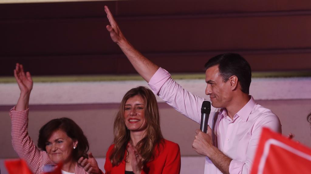 Begoña Gómez y Pedro Sánchez, en una imagen de archivo, durante un acto del PSOE, junto a Carmen Calvo.