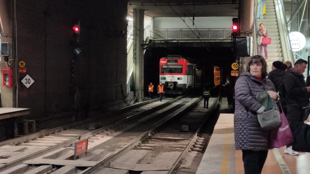 Varios operarios trabajan en el tren descarrilado en Atocha.