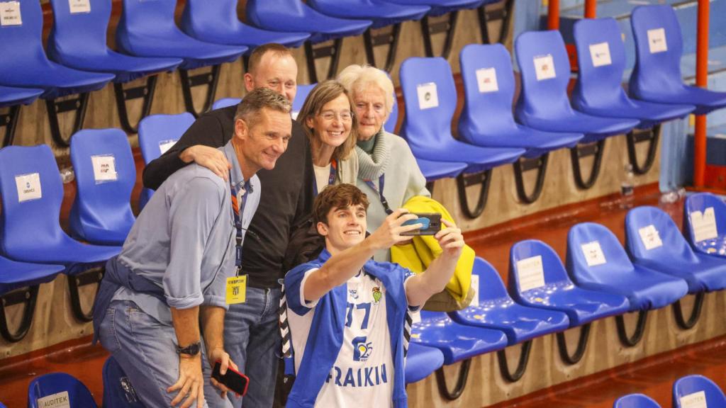 Iñaki y Pablo Urdangarin, junto a la familia del mismo.