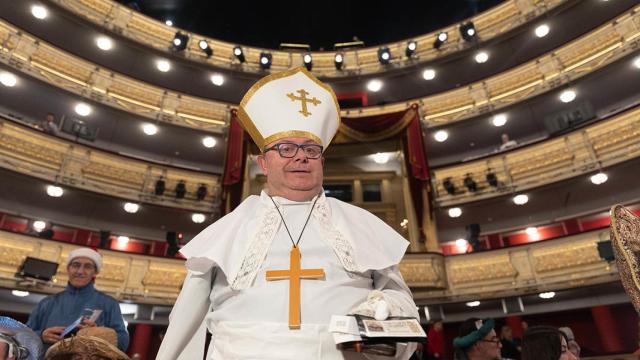 La razón por la que las personas disfrazadas llenan el Teatro Real para ver la Lotería de Navidad.