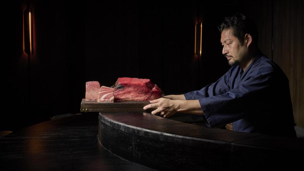 El chef Tadayoshi Motoa cocinando en Toki.