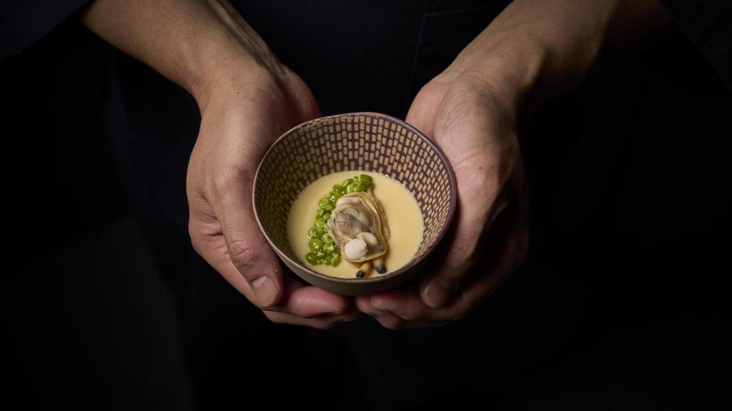 Chawanmushi de almeja... rima del Maresme, uno de los platos de su único menú.