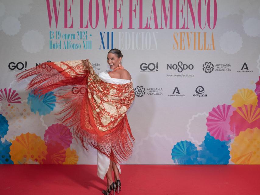 Laura Sánchez exhibe el histórico mantón de Foronda.