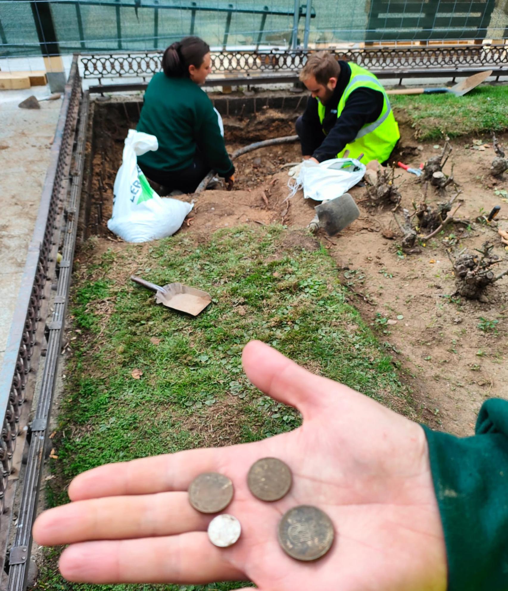 Monedas franquistas encontradas sobre el terreno.